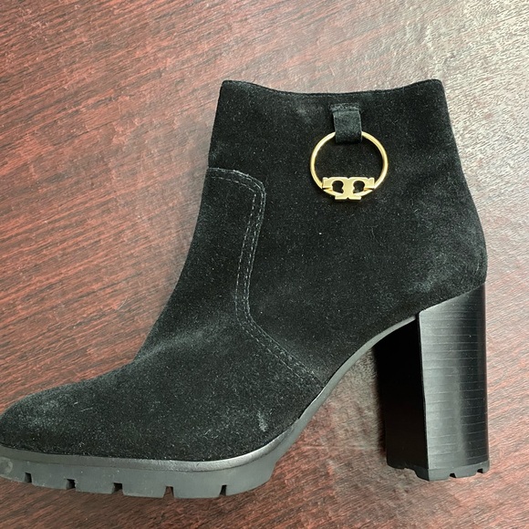 Tory Burch Black Suede Sofia Lug Sole Logo Charm Ankle Boots - Size 9 - Picture 4 of 6